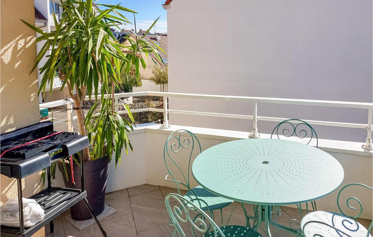 Awesome Apartment In Triel-Sur-Seine With Kitchen Екстериор снимка